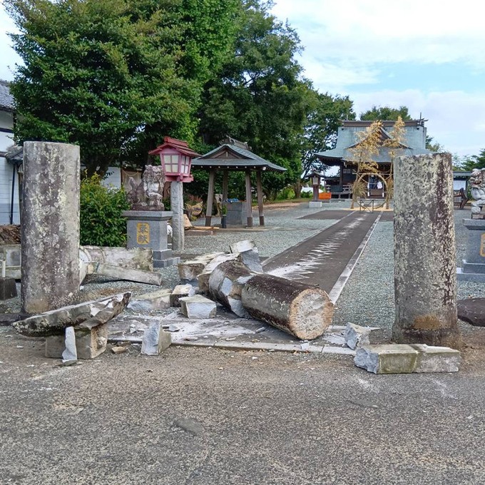被災した嘉島町六嘉神社鳥居